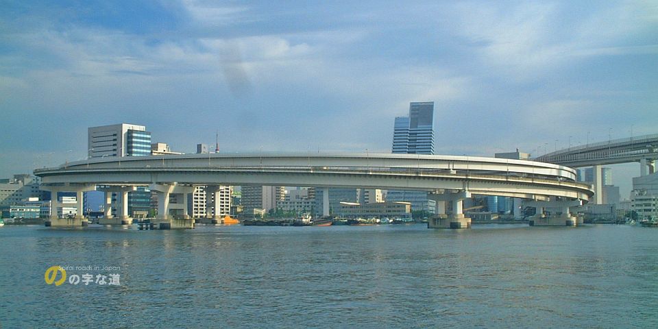 南側対岸の宇部三菱セメント脇の道路から撮影