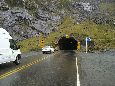これがMilford Soundへの門、ホーマートンネル