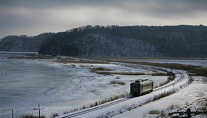 結氷した別寒辺川と単行列車
