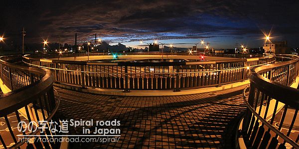丸い桁の赤崎横断歩道橋