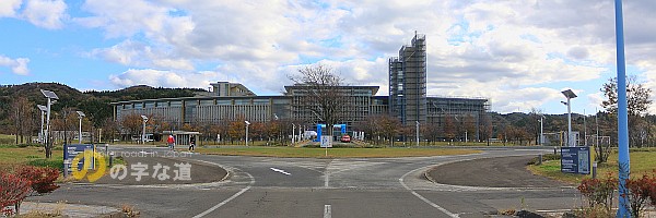 正面（西側）から眺める秋田県立大学 本荘キャンパス円形交差点
