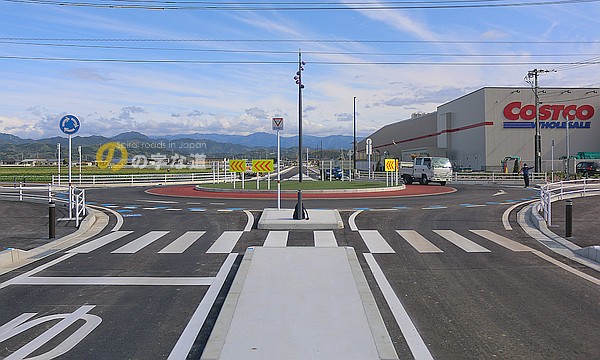 コストコ熊本御船倉庫店外郭道路交差点（北側交差点）を北西側から眺める