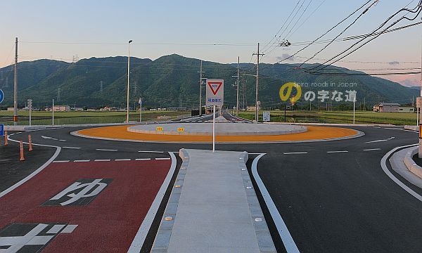 永源寺運動公園グラウンド前交差点を南側から眺める