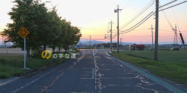 永源寺運動公園グラウンド前交差点を東側から眺める