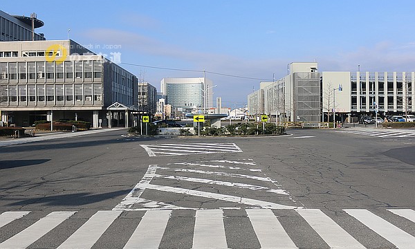 岐阜県庁ロータリー交差点を東側から眺める