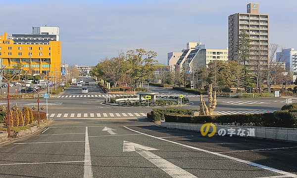 岐阜県庁ロータリー交差点を南側から眺める