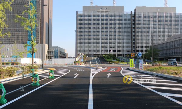 ラウンドアバウト化された岐阜県庁ロータリー交差点を北側から眺める