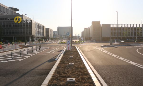 ラウンドアバウト化された岐阜県庁ロータリー交差点を東側から眺める