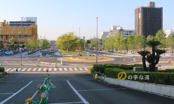 ラウンドアバウト化された岐阜県庁ロータリー交差点を南側（現庁舎前）から眺める