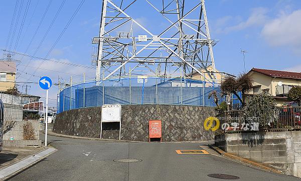 南側から眺める五味団地（東京電力京浜線1･2号線 1046号鉄塔）ロータリー