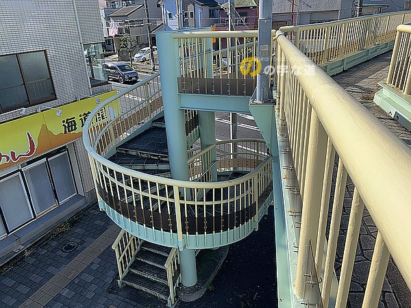 港第二歩道橋の昇降螺旋階段俯瞰