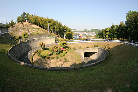 広島平和霊園ループトンネル全景