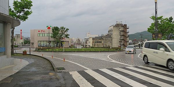 中央島の向こう側の道路の奥に見える傘は1991年7月に完成した串木野ドリーム・キャノピー