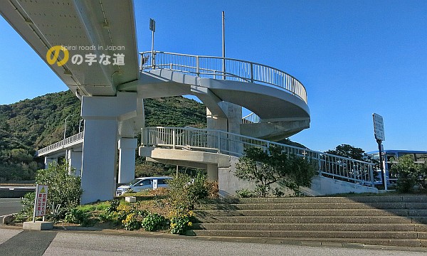 愛知県道497号田原豊橋自転車道線 伊良湖橋 の螺旋スロープを東側から眺める