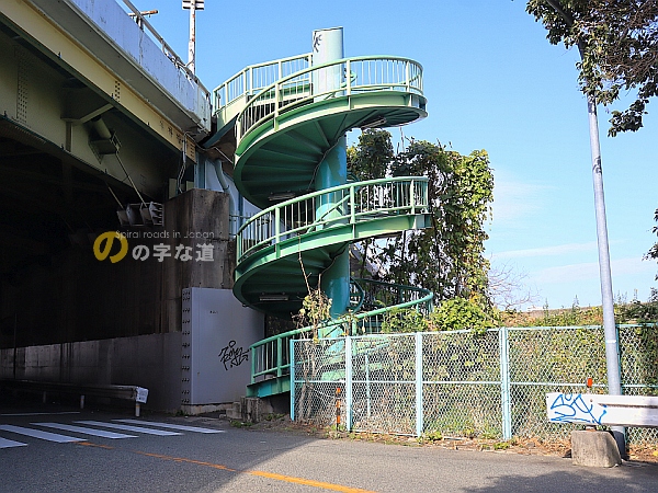 十八条大橋の左岸昇降階段（上流側歩道）を南側から眺める