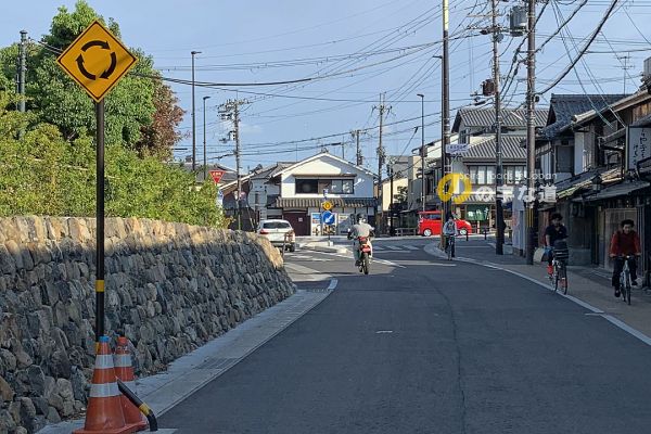 改修後の上賀茂神社前交差点を北から眺める