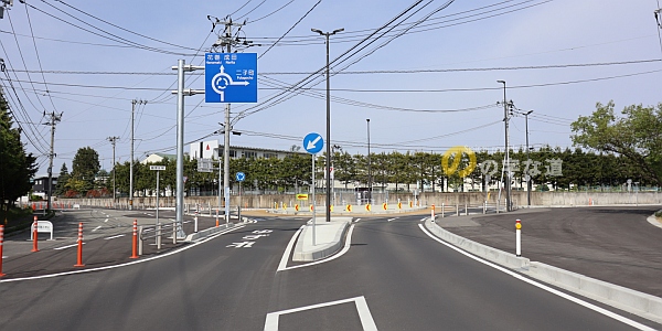成田黒沢尻線環状交差点を南側から眺める