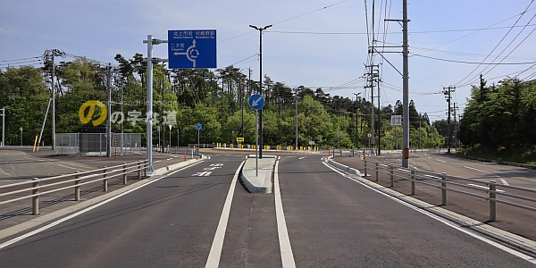 成田黒沢尻線環状交差点を北側から眺める