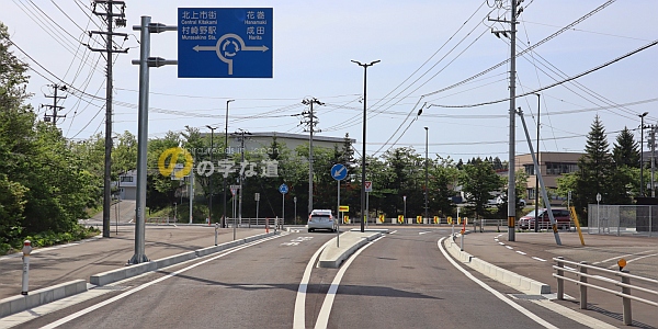 成田黒沢尻線環状交差点を東側から眺める