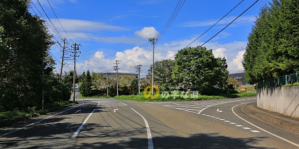 施工前の成田黒沢尻線環状交差点を東側から眺める