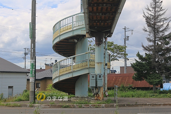 駒園横断歩道橋の西側昇降階段