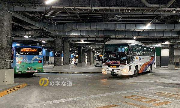 熊本桜町バスターミナル内のロータリー交差点をバスが通行する