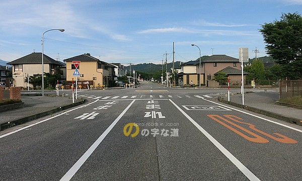 サンライズ近江・レイクサイド宇賀野交差点（ラウンドアバウト施工前）を西側から眺める