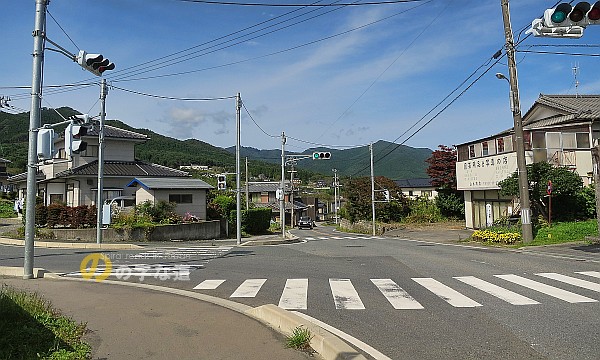 末崎小学校前交差点を南東側から眺める（2017年10月8日撮影）
