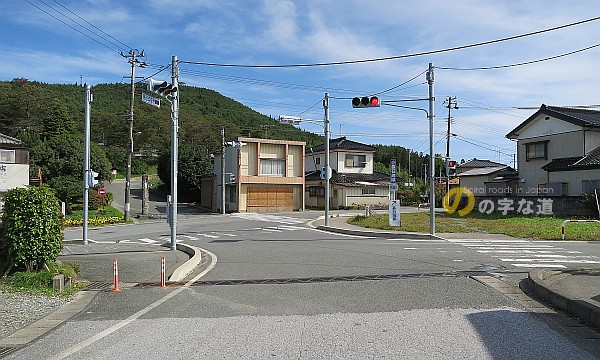 末崎小学校前交差点を北西側から眺める（2017年10月8日撮影）