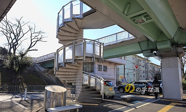 しいの木橋（千里Ｄ－Ｅ歩道橋）の南側螺旋階段