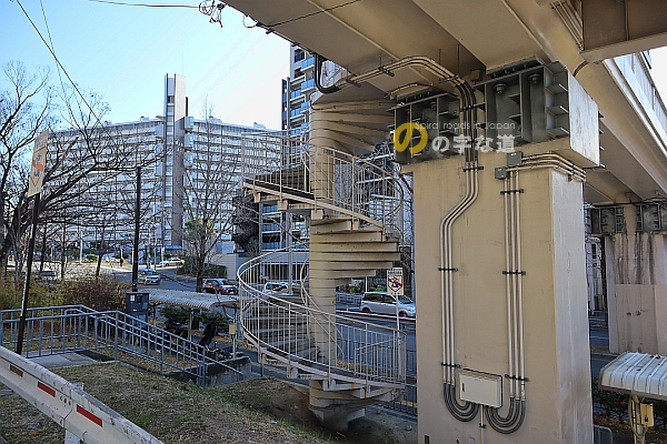 桃山東橋の昇降階段を北西側から眺める