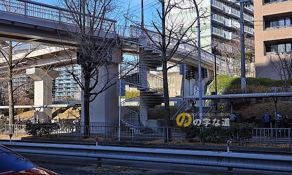 桃山東橋の昇降階段を南東側から眺める