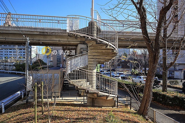 桃山西橋の昇降階段を西側から眺める