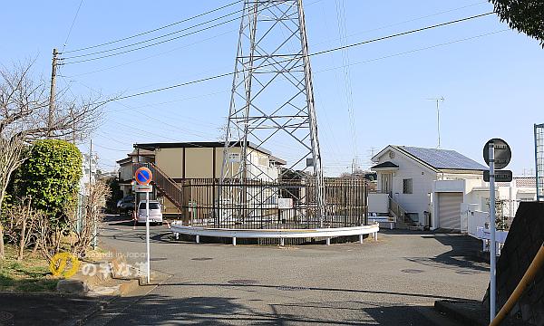 北西側から眺める東京電力ＪＲ港南台線2号鉄塔ロータリー