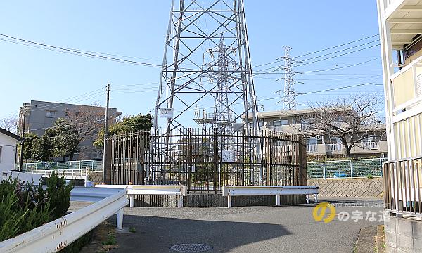 南東側から眺める東京電力ＪＲ港南台線2号鉄塔ロータリー