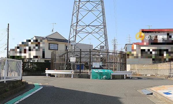 南東側から眺める東京電力ＪＲ港南台線1号鉄塔ロータリー