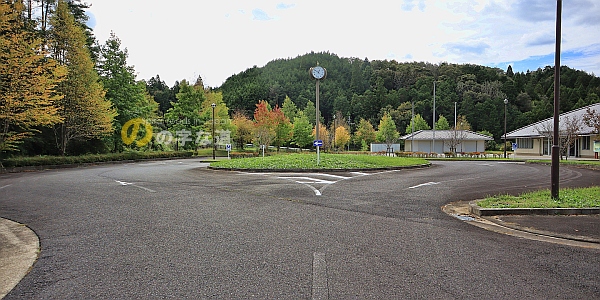 奈良市都祁生涯スポーツセンター内のロータリー交差点を北東から眺める