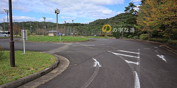 奈良市都祁生涯スポーツセンター内のロータリー交差点を南西から眺める