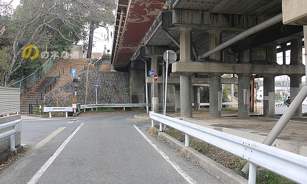鶴舞橋下交差点を南側（北行き車線）から眺める