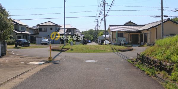 日本ランドのロータリー交差点を東側から眺める