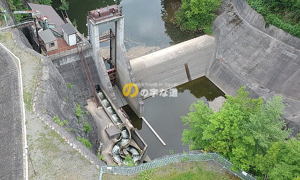 貫気別川ダムと魚道の全景