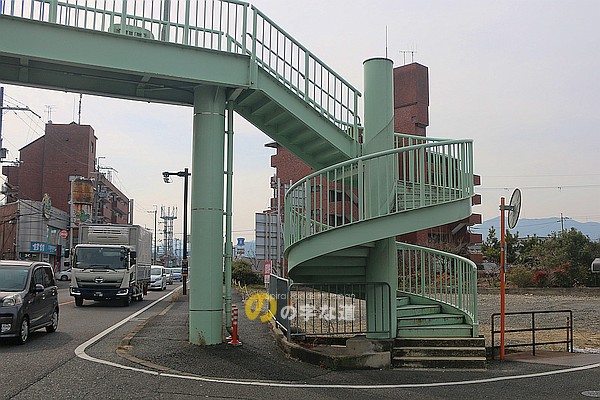大江横断歩道橋の螺旋階段部拡大