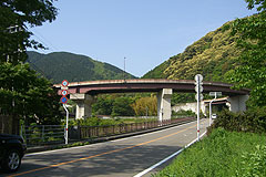 村役場前から見る奥球磨ループ橋。手前は水上大橋。