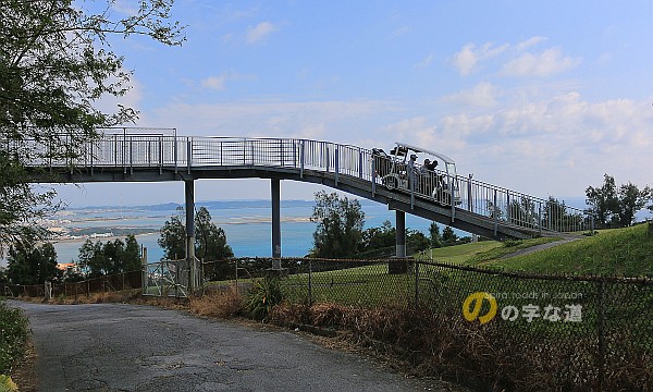 村道を跨ぐ橋はゴルフ場専用