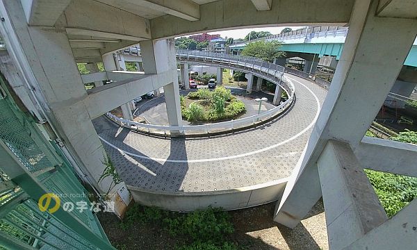 歩行者階段から眺める桜ヶ丘記念病院専用道路ループ