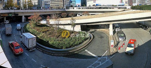 地上階南側から眺める新宿駅西口広場
