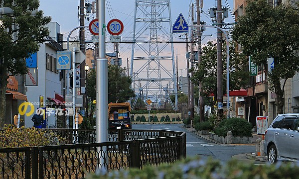 白鷺駅前から泉北金田線24号鉄塔ロータリーを眺める