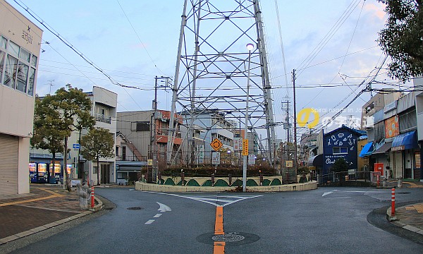 南西から眺める泉北金田線23号鉄塔ロータリー
