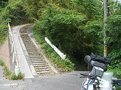 滝之神トンネル宮之浦方面出口地点からさらに山の上へ登る道