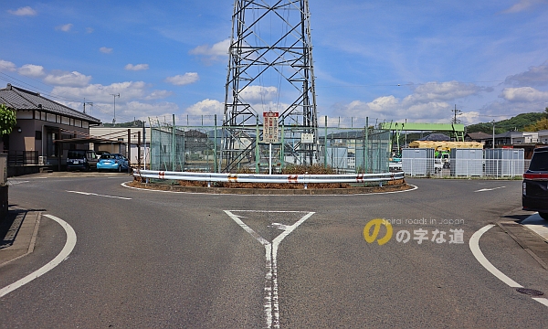 東京電力梅沢線4号鉄塔ロータリーを南東側から眺める